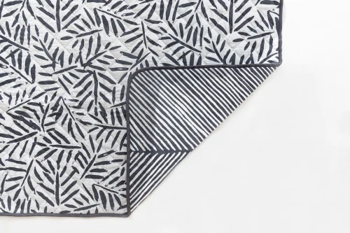 Toddlekind Tapis 100% Coton Biologique Réversible Noir 120x120cm 5 Toddlekind Tapis 100% Coton Biologique Réversible Noir 120x120cm – Image 3