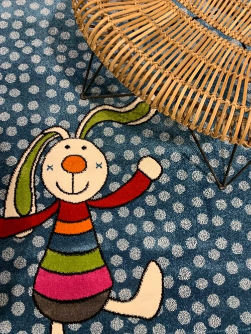 Sigikid Tapis Enfant Motif Lapin Coloré Sur Fond à Pois Bleu 80x150 4 Sigikid Tapis Enfant Motif Lapin Coloré Sur Fond à Pois Bleu 80x150 – Image 2