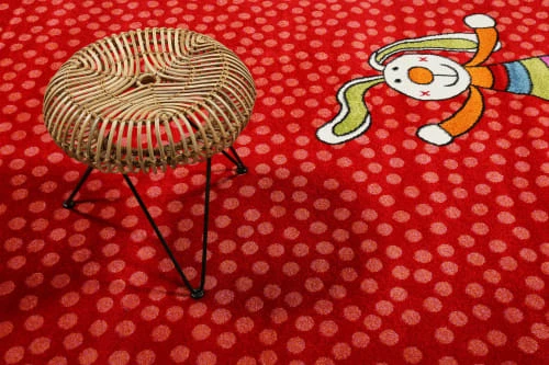 Sigikid Tapis Enfant Motif Lapin Coloré Sur Fond Pois Rouge 120x170 4 Sigikid Tapis Enfant Motif Lapin Coloré Sur Fond Pois Rouge 120x170 – Image 2