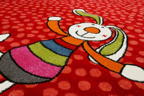 Sigikid Tapis Enfant Motif Lapin Coloré Sur Fond Pois Rouge 120x170 5 Sigikid Tapis Enfant Motif Lapin Coloré Sur Fond Pois Rouge 120x170 – Image 3