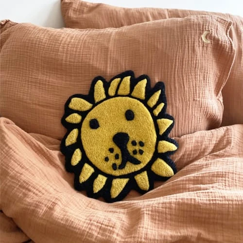 Mr. Maria Tapis Mural Lion Tissu Jaune 4 Mr. Maria Tapis Mural Lion Tissu Jaune – Image 2